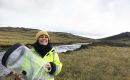 La Dra. Valeria Mazzola habla sobre las torres de Flujos de Carbono, y el trabajo ha revelado que una buena cobertura con pastos blancos propios de las Islas significan menos emisiones de carbono (X)