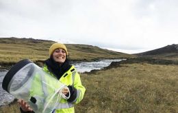 La Dra. Valeria Mazzola habla sobre las torres de Flujos de Carbono, y el trabajo ha revelado que una buena cobertura con pastos blancos propios de las Islas significan menos emisiones de carbono (X)