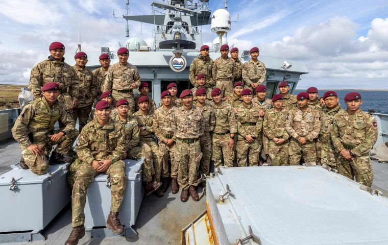 La Sección de Gurkhas a bordo del HMS Forth 