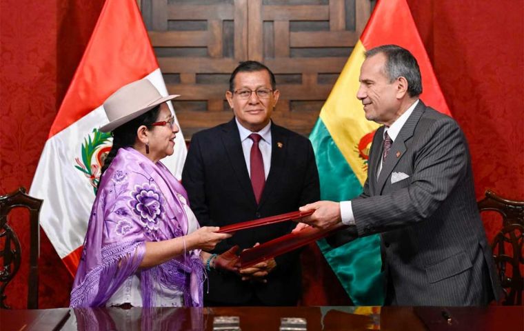 Somos países vecinos unidos por varios elementos, afirmó Sosa durante la ceremonia en Lima