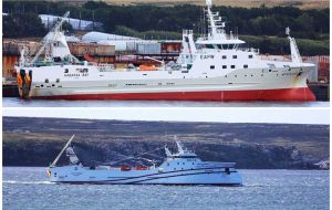 Los pesqueros Hadassa Bay y Argos Berbes, nuevas incorporaciones a la flota para la captura del Loligo (Fotos R. Goodwin)
