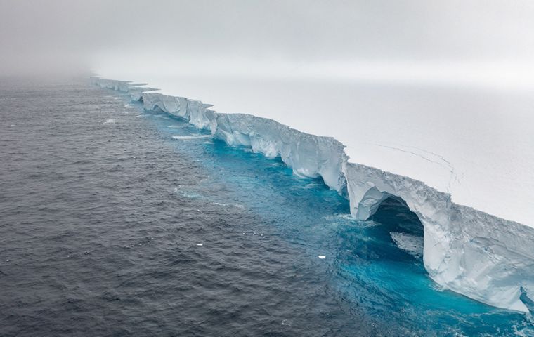 La gran masa de hielo podría romperse en pedazos más pequeños, lo que afectaría a las operaciones de pesca en la zona