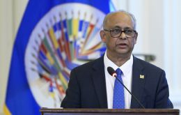 El surinamés Albert Ramdin se ha desempeñado como Secretario General Adjunto de la OEA