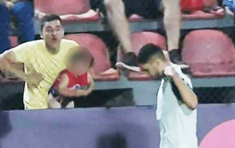 Un hincha paraguayo sosteniendo a un niño fue captado por las cámaras imitando a un mono mientras Figueredo abandonaba el campo de juego