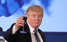 Trump afirmó que los aranceles sobre los productos europeos “serán beneficiosos para las empresas de vino y champán en EE. UU”<br />
