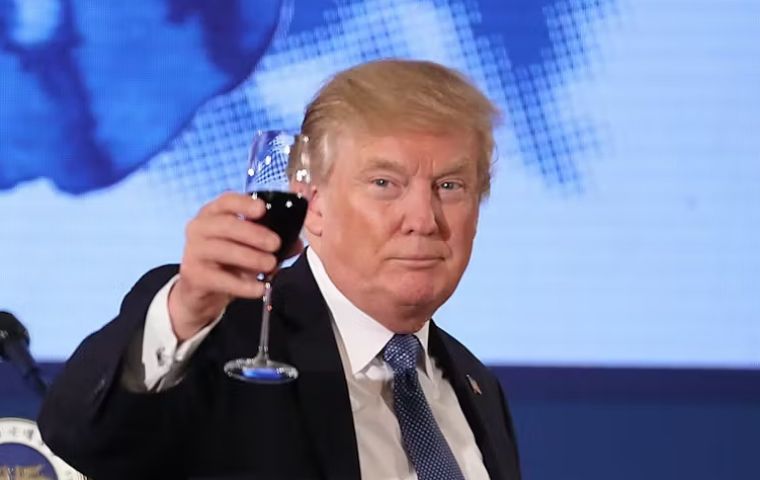 Trump afirmó que los aranceles sobre los productos europeos “serán beneficiosos para las empresas de vino y champán en EE. UU”
