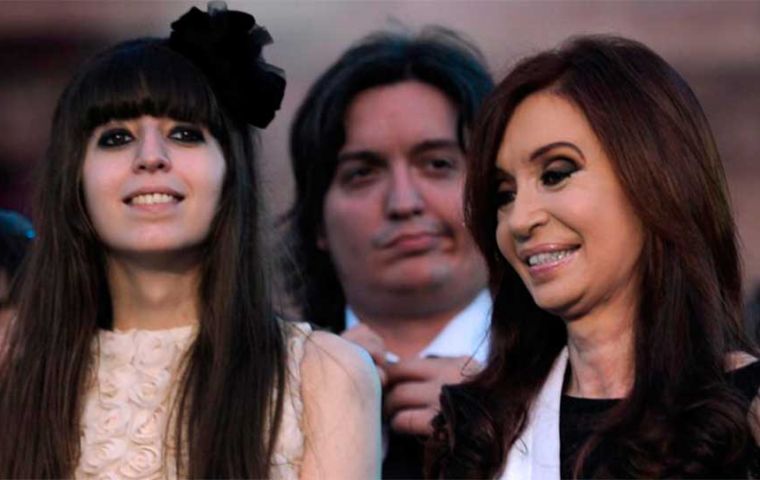 Las sanciones también se aplican al exministro de Planificación Julio de Vido, al actual diputado Máximo Kirchner y a su hermana Florencia Kirchner