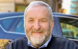 El autor del libro, Robert Elgood está doctorado en Oxford y es Vice Presidente de la FIA
