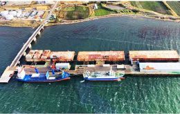 El puerto actual de Stanley, FIPASS, de varios contenedores gigantes trabados y entrelazados, pero con algunos deteriorados por el tiempo y el agua de mar