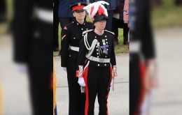 La Gobernadora actual de las Falklands Alison Blake CMG luciendo su uniforme ceremonial durante una fiesta importante del calendario local 