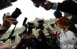 “Ratificamos nuestro compromiso irrenunciable con la defensa de los derechos ciudadanos y la democracia en Bolivia”, subrayó el gremio de periodistas