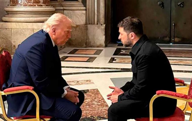 Trump convenció a Zelenski de que aceptara porque “Rusia es mucho más grande y mucho más fuerte”