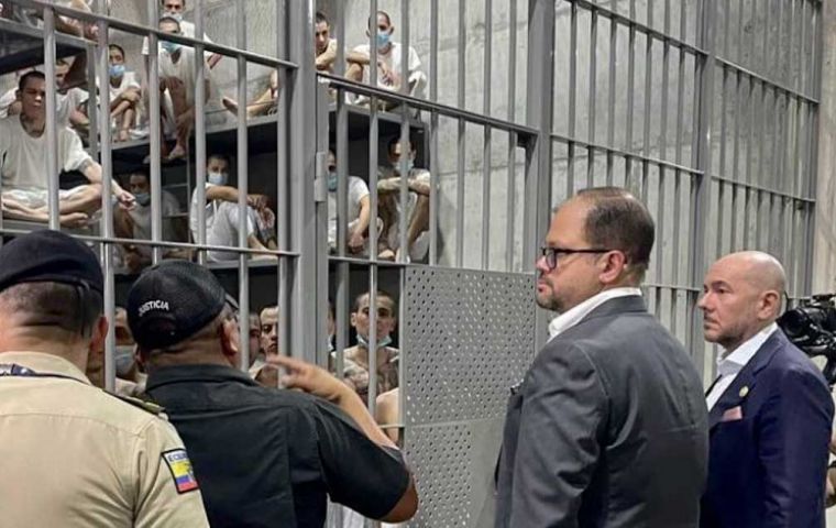 El Cecot alberga a unos 15.000 reclusos y también se ha abierto a deportados estadounidenses