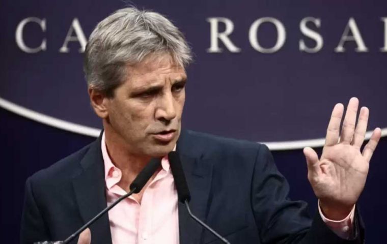 Estos “impuestos afectaban la competitividad de estas empresas argentinas en el exterior”, explicó Caputo 