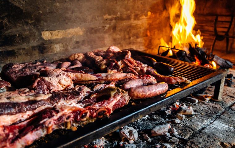 Unas 10.000 toneladas del tradicional asado uruguayo se vendieron este miércoles al público en todo el país, en vísperas del Día Internacional de los Trabajadores