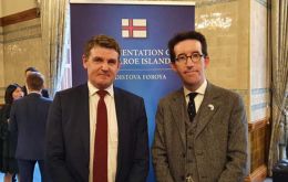El Primer Ministro de las islas Feroe Aksel Vilhelmsson Johannesen, junto al Representante del Gobierno de Falklands en Londres, Richard Hyslop (der.)