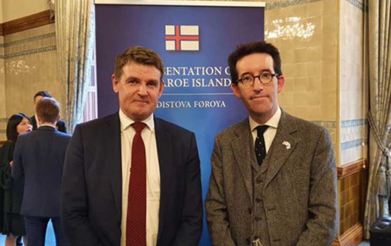 El Primer Ministro de las islas Feroe Aksel Vilhelmsson Johannesen, junto al Representante del Gobierno de Falklands en Londres, Richard Hyslop (der.)