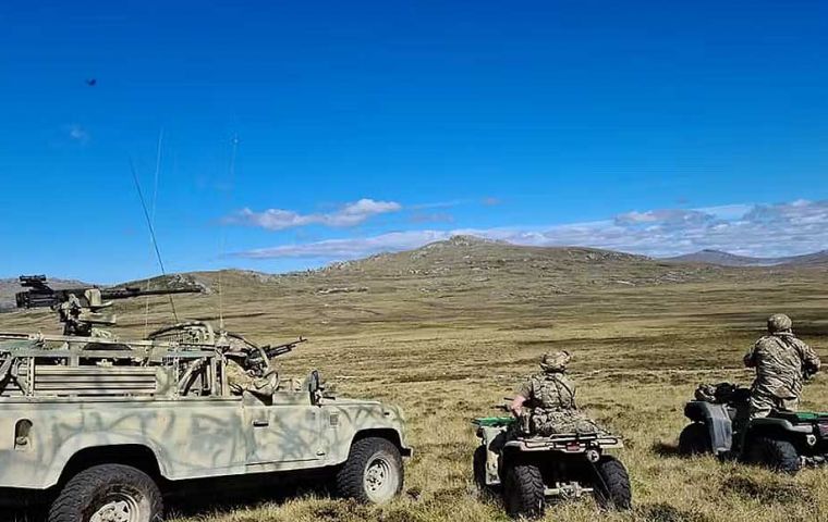 Elementos de FIDF de maniobras en los campos despejados y rocosos de las Falklands