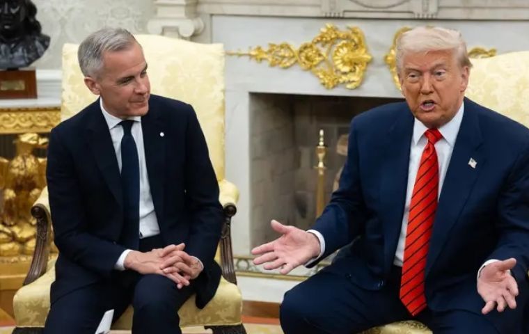 Algunos lugares como el Palacio de Buckingham simplemente no están en venta, le dijo Carney a Trump. “Nunca digas nunca”, respondió el líder republicano