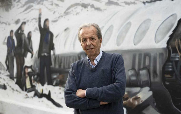 “De todos los sobrevivientes de los Andes, él fue uno de los más emotivos”, dijo Bayona sobre Fernández Strauch