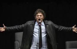 “Mis rubias voluptuosas van a ir vestidas de estatuas de la libertad y todo”, divagó Milei