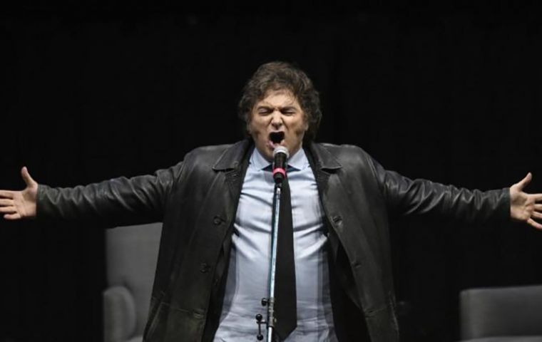 “Mis rubias voluptuosas van a ir vestidas de estatuas de la libertad y todo”, divagó Milei