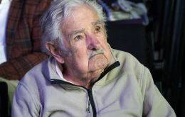 El actual presidente uruguayo, Yamandú Orsi, confirmó el deterioro de la salud de Mujica tras visitarlo el viernes. “Está muy mal”, dijo Orsi a la prensa.
