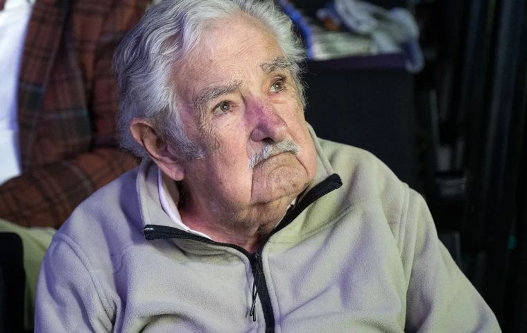 El actual presidente uruguayo, Yamandú Orsi, confirmó el deterioro de la salud de Mujica tras visitarlo el viernes. “Está muy mal”, dijo Orsi a la prensa.