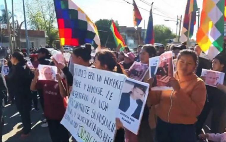 Flores conducía bajo los efectos del alcohol y provocó la ira de los vecinos tras chocar contra un negocio