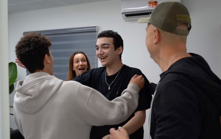 Alexander fue entregado al CICR y se sometió a un chequeo médico antes de reunirse con su familia