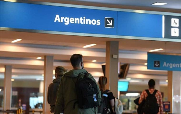 “Queremos seguir acogiendo a quienes vienen a construir un país más libre y próspero”, insistió Adorni