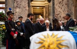 Lula se reunió pcon Topolansky, Orsi y Boric frente al féretro de Mujica. Foto: Comunicación Frente Amplio 