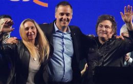 El portavoz Adorni  junto a los hermanos Milei obtuvo más del 30% de los votos