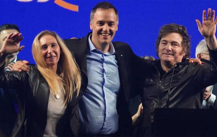 El portavoz Adorni  junto a los hermanos Milei obtuvo más del 30% de los votos