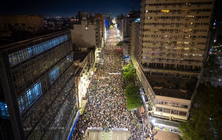 En esta edición, la consigna apeló directamente al compromiso del Ejecutivo, haciendo referencia en su título al eslogan “sabremos cumplir”. Foto: Sebastián Astorga