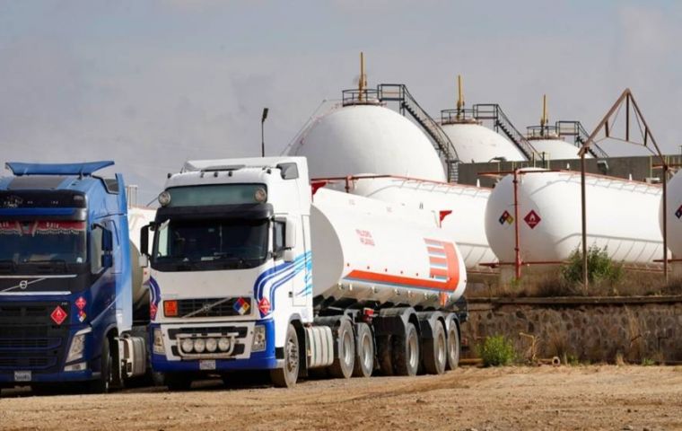 La situación empeoró después de que algunos camiones cisterna iniciaran una huelga para exigir mayores tarifas de flete