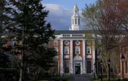 “Es un privilegio, no un derecho, que las universidades admitan a estudiantes extranjeros”, argumentó Noem