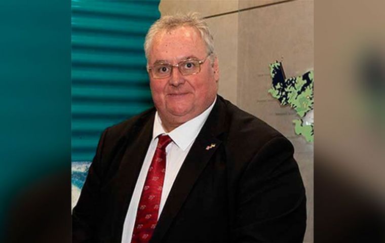 El legislador MLA Roger Spink, miembro informante de la discusión del presupuesto, quien contempla como armonizar las distintas posiciones 