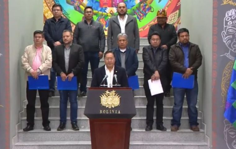 En una conferencia de prensa en la Casa Grande del Pueblo, Arce y cinco miembros del gabinete presentaron las medidas
