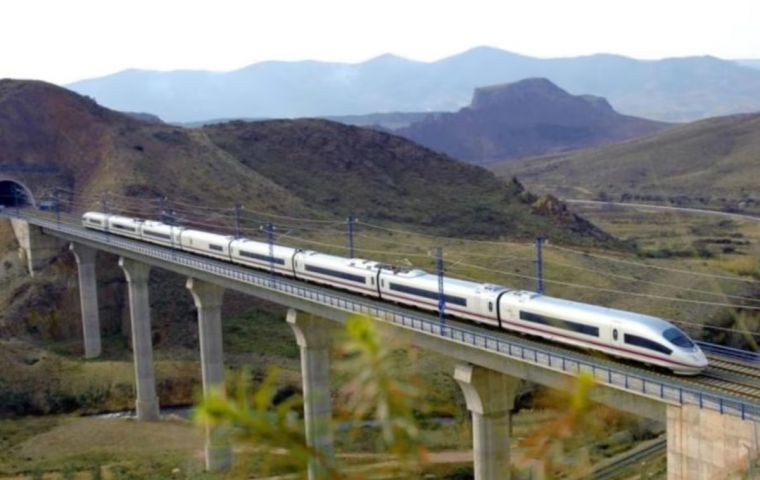 Viana insistió en que el ferrocarril era una alternativa al Canal de Panamá