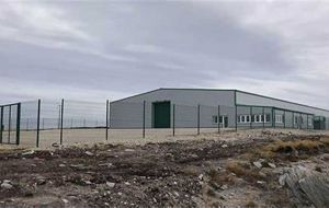 El nuevo galpón/depósito para almacenar los fardos de lanas tiene varios meses de demora en su entrega (Foto FITV)