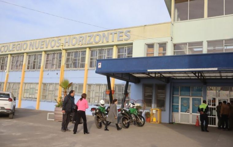 Los atacantes huyeron del lugar a bordo de un vehículo color plomizo, explicó el general de Carabineros Renzo Miccono
