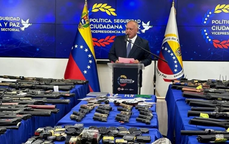 Cabello también mencionó preparativos paramilitares en Ecuador