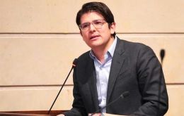 El senador Miguel Uribe no tiene parentesco con el expresidente Álvaro Uribe, a pesar de compartir opiniones políticas
