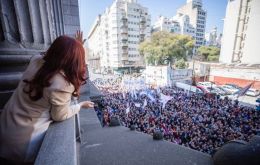 Comerciantes de ambos bandos lanzaron artículos en defensa de la expresidenta o del fallo judicial que ordenó su encarcelamiento