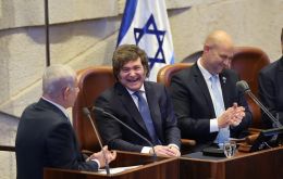 Milei tenía previsto partir hacia Buenos Aires este sábado tras haber salido de Israel apenas horas antes del cierre de su espacio aéreo