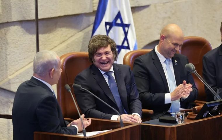 Milei tenía previsto partir hacia Buenos Aires este sábado tras haber salido de Israel apenas horas antes del cierre de su espacio aéreo