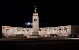 A las 11:00 horas se llevará a cabo un desfile y una ceremonia de colocación de ofrendas florales frente al Monumento a la Liberación. Foto: MercoPress