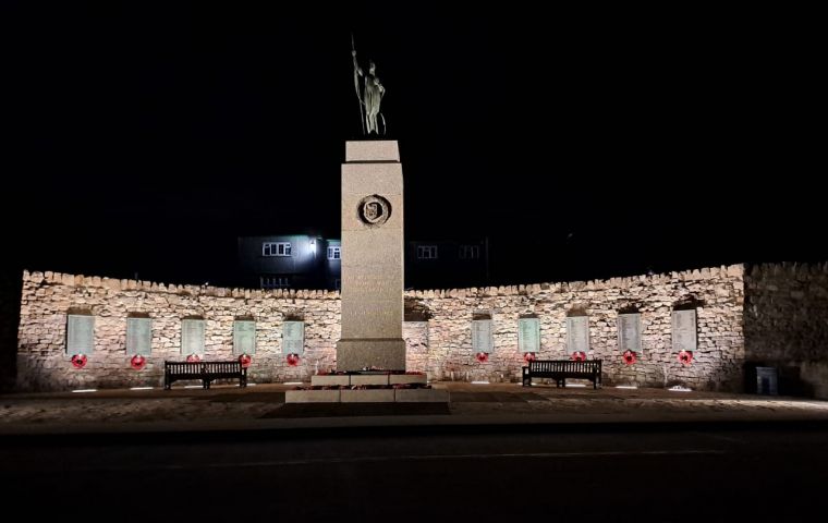 A las 11:00 horas se llevará a cabo un desfile y una ceremonia de colocación de ofrendas florales frente al Monumento a la Liberación. Foto: MercoPress