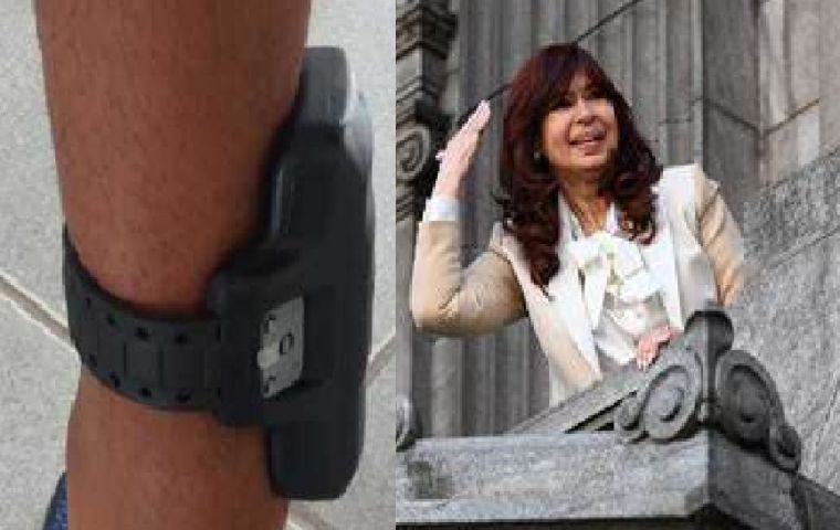 CFK deberá usar una tobillera durante los próximos seis años y solicitar autorización para salir de su domicilio, salvo fuerza mayor, además de abstenerse de saludar desde el balcón